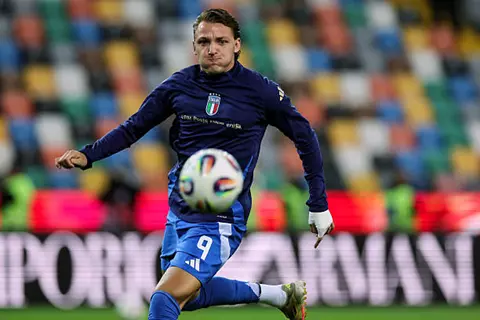 تقارير: مانشستر يونايتد يستهدف ضم مهاجم القادسية السعودي